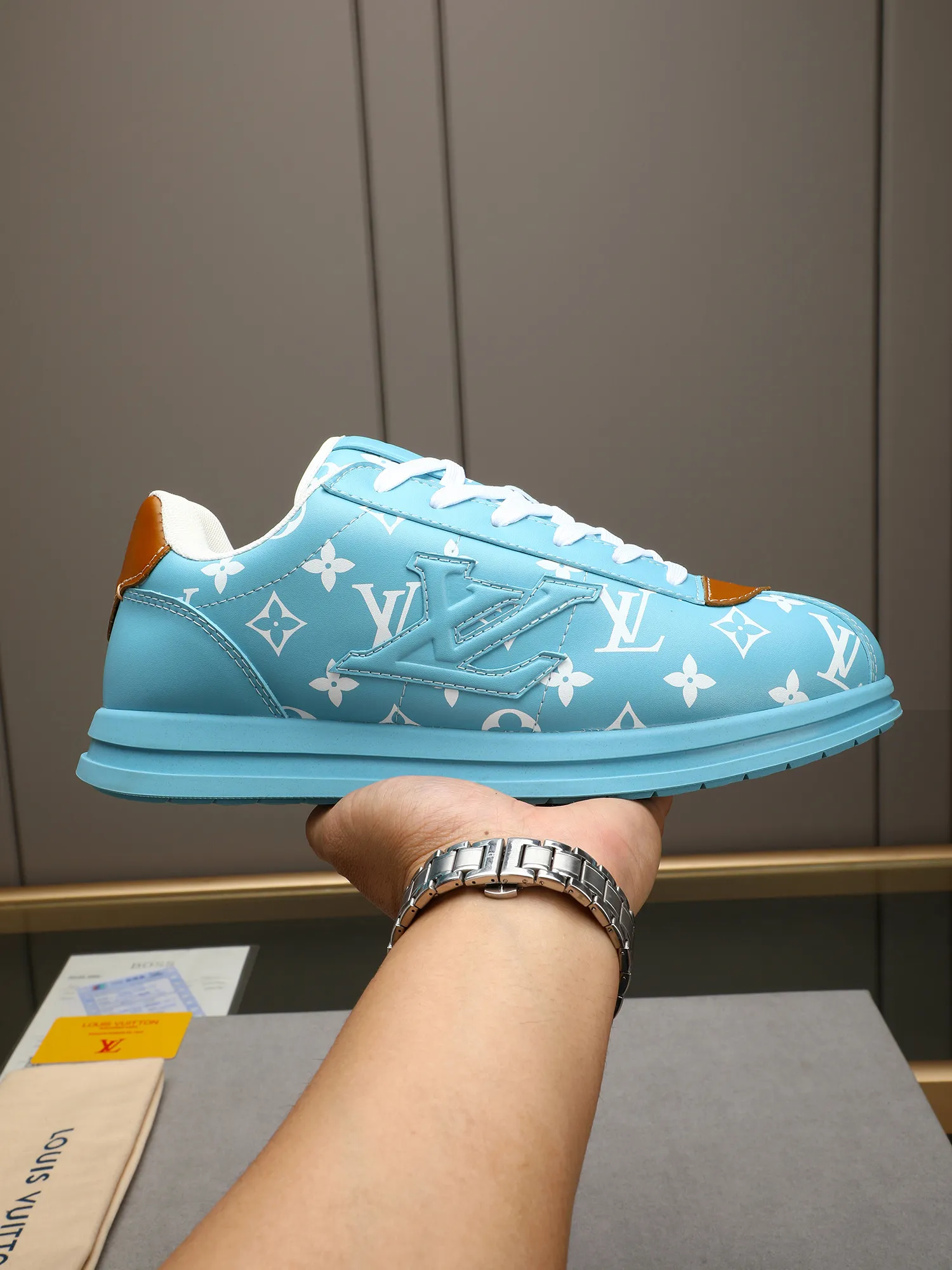 Men's Men's Shoes 💰500 LV Louis Vuitton L Jialu Brand Runner Tatic Series Thick-soled Casual Sports Shoes Running Shoes Original purchase, development, production This LV Runner Tatic sports shoe combines technical materials such as mesh fabric and ribbons to interpret the inspiration of traditional mountaineering shoes. LV letters are written on one side, the lariat buckle of the quick lacing system is embellished with Monogram flowers and Louis Vuitton logos, and the light and wear-resistant rubber outsole completes the whole. ▪️Fabric: Original imported cowhide + mesh ▪️Inner lining: Original customized breathable mesh ▪️Sole: Original open-molded anti-slip rubber combination material ▪️Size: Men's 40-44 (45 46 customized)